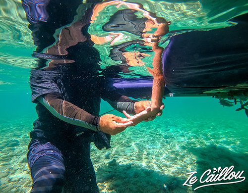 8-massage-sur-leau-mains