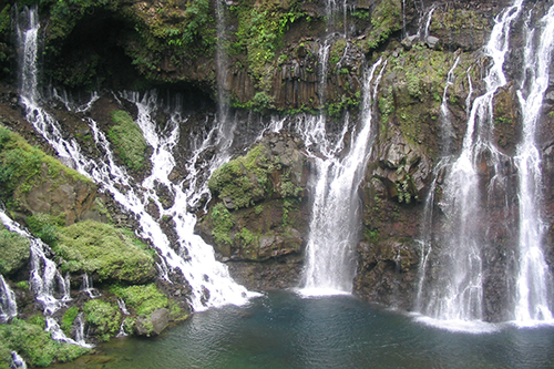 cascade_langevin_nouloutou_ile_de_la_reunion_location_voiture_Par JoKerozen — Travail personnel, CC BY-SA 2.5, https://commons.wikimedia.org/w/index.php?curid=1350654